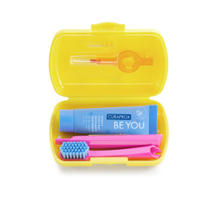 Купить  Curaproxs Be You набор дорожный в желтом  боксе: щетка зубная складная, паста, набор межзубных ершиков с держателем