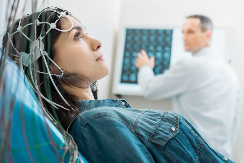 Электроэнцефалография головного мозга: показания, методика проведения